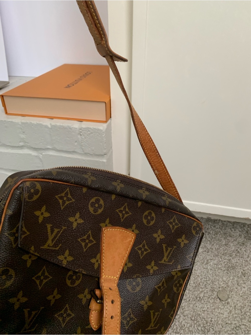 Louis Vuitton Monogram Crossbody Shoulder Bag in Brown with Tan Trim
Jeune fille - Picture 10 of 16